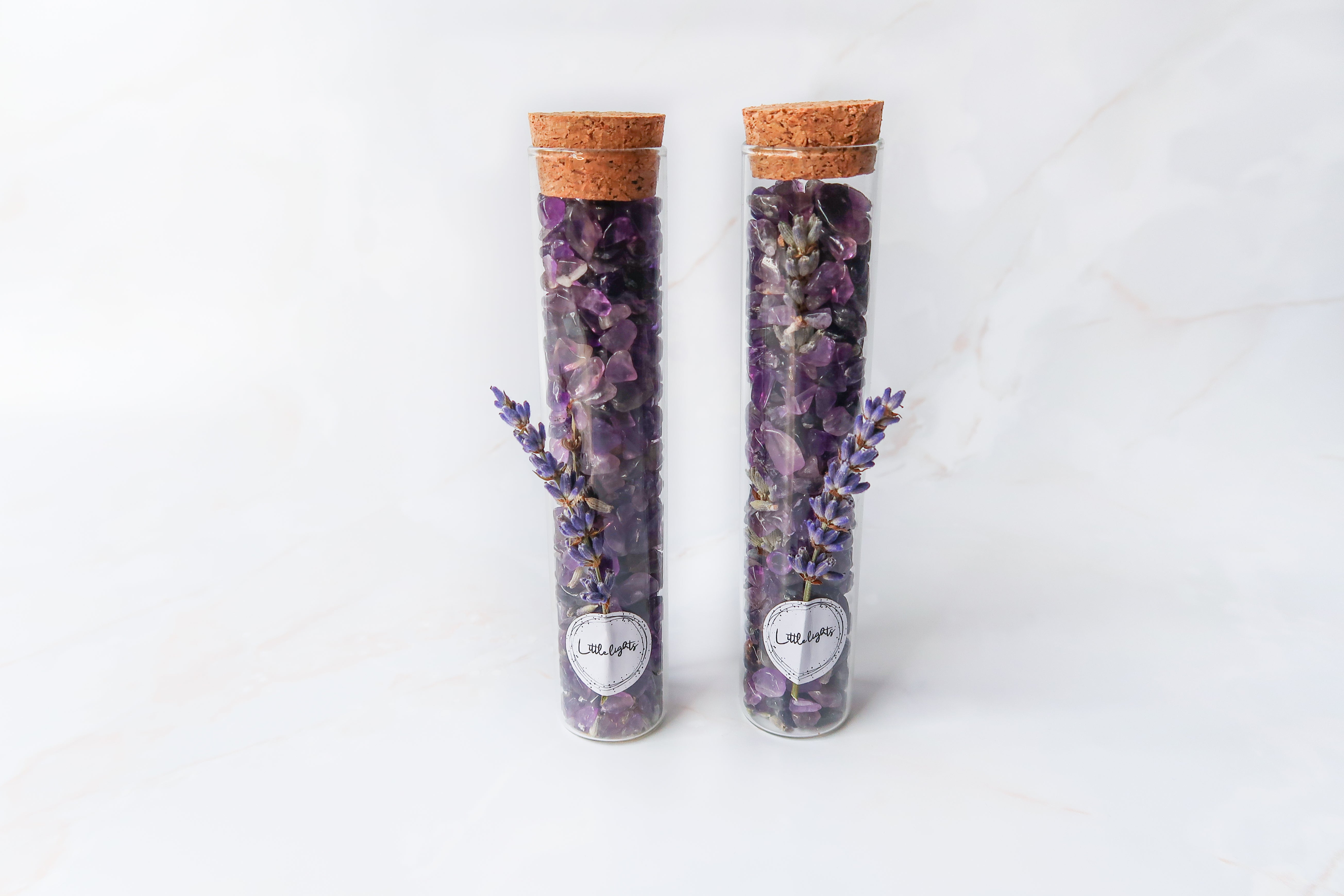 Amethisten edelstenen. Edelsteen amethist en lavendel in glazen buisje.
